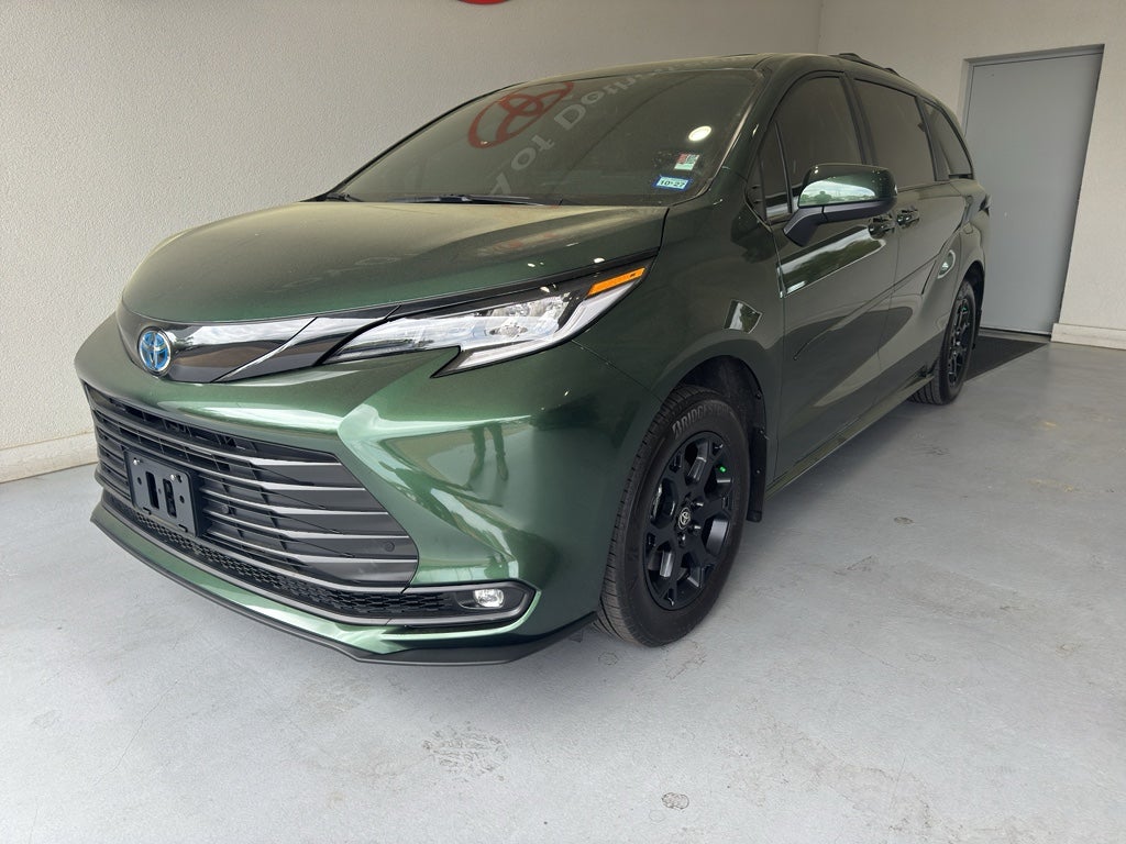 2025 Toyota Sienna Woodland